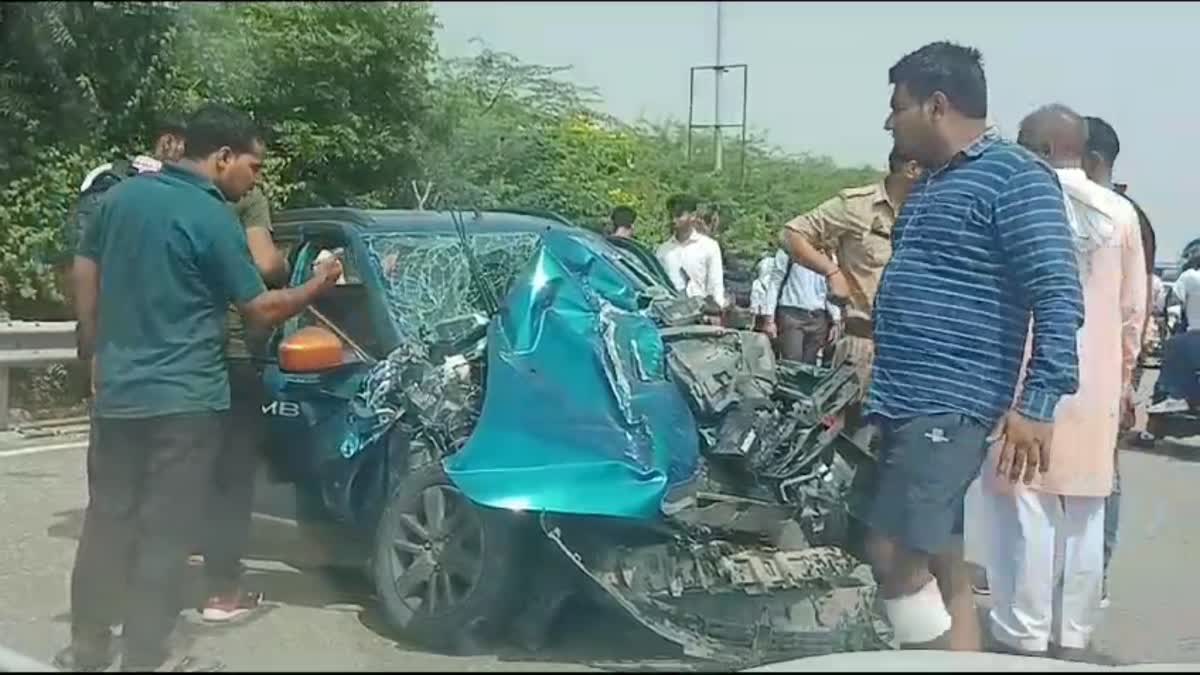 यमुना एक्सप्रेसवे पर दो गाड़ियां आपस में टकराई