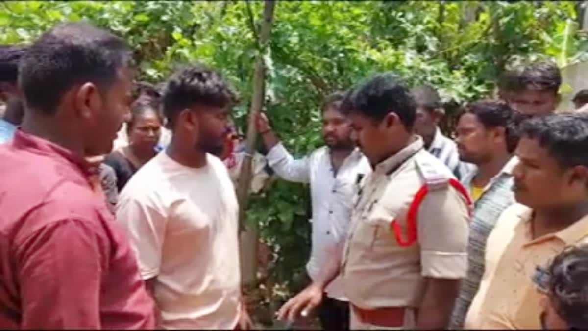 Gun Exploded by mistake  Gun Exploded  Gun Exploded by mistake Child dies  Latest News  Andhra Pradesh  നാടന്‍ തോക്കില്‍ നിന്ന് അബദ്ധത്തില്‍ വെടിപൊട്ടി  നാലുവയസുകാരിക്ക് ദാരുണാന്ത്യം  അയല്‍വാസി പിടിയില്‍  കാക്കിനാഡ  തുനി  ആന്ധ്രാപ്രദേശ്  അയല്‍വാസി  നാടന്‍ തോക്ക്  ധന്യശ്രീ