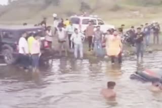 Thar jeep stuck in deep water in cholar dam