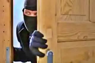thieves-stole-cash-and-jewellery-from-doctors-house-in-davanagere