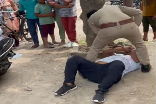 Ghaziabad: Cop beats man on road for teasing his sister, suspended