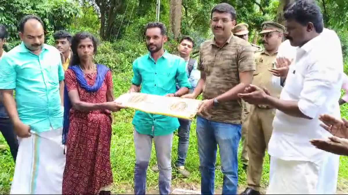 POTHUKALLAM TRIBAL PEOPLE  പോത്തുകൽ ആദിവാസി കുടുംബങ്ങള്‍  STUDENTS HELP TRIBAL FAMILIES  മുണ്ടേരി ആദിവാസികള്‍ക്ക് സഹായം