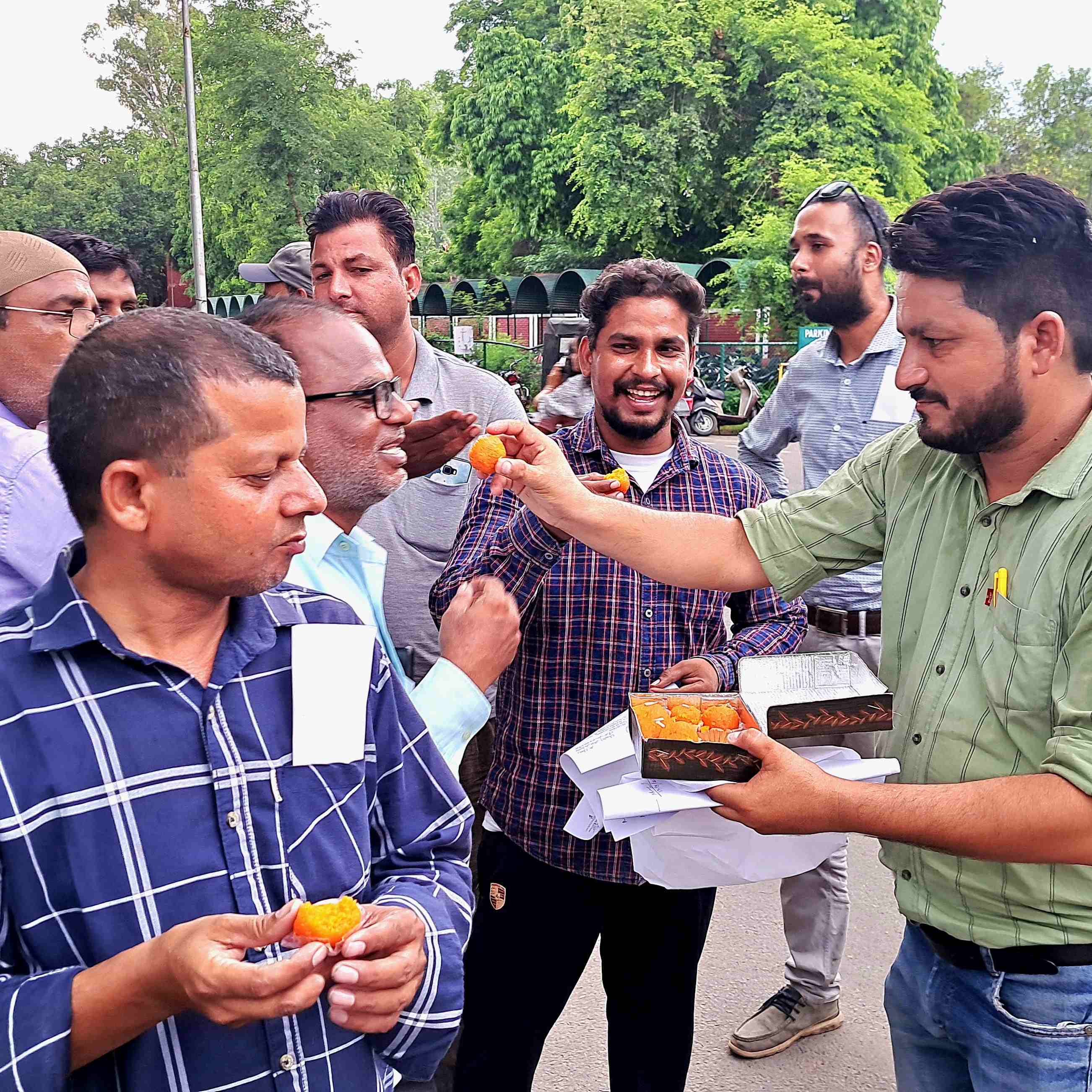 علیگڑھ میں نکالے گئے ملازمین کو دوبارہ نوکری پر بلایا گیا