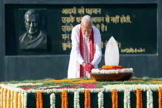 President Droupadi Murmu and Prime Minister Narendra Modi pay tributes to former Prime Minister and BJP stalwart Atal Bihari Vajpayee on his death anniversary