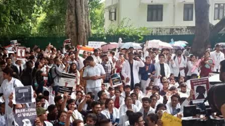 Medicos protest against Kolkata doctor rape and murder.