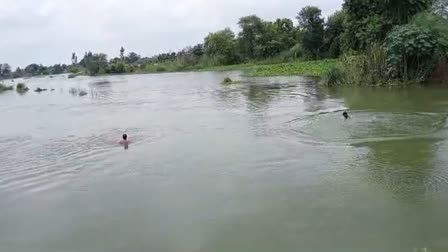 बाढ़ के पानी में डूबने से युवक की मौत