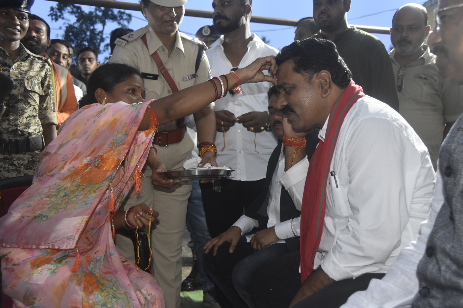 Sisters of Dantewada tied Rakhi to Vijay Sharma