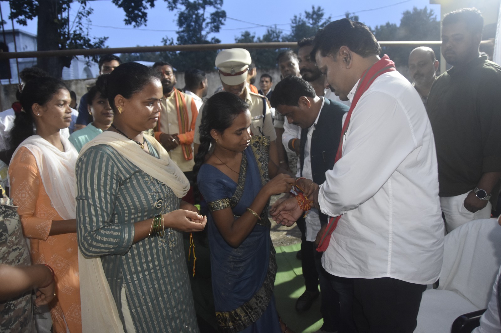 Sisters of Naxalgarh tie Rakhi to Deputy CM