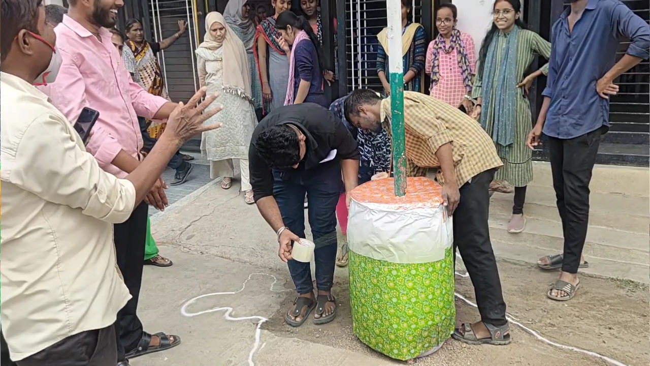 Celebratory atmosphere in Muslim areas on Independence Day in Gulbarga