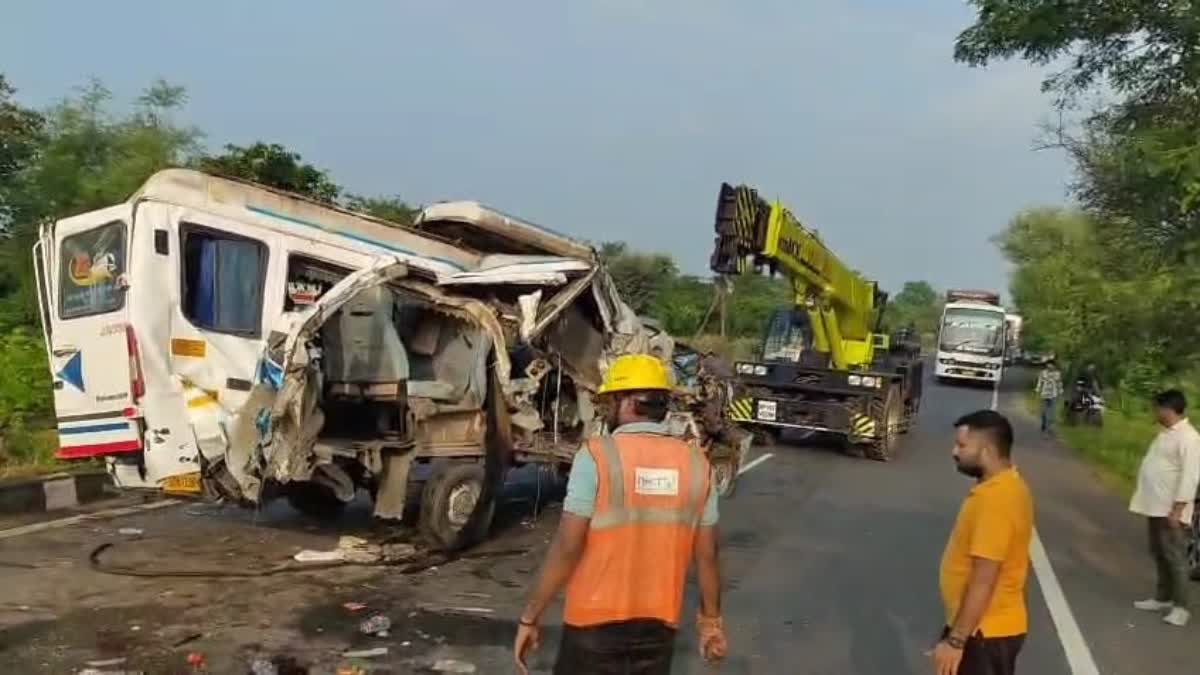 शिवपुरी में भीषण हादसा, ट्रक से टकराई मिनी बस, गुजरात के सिंगर समेत 4 की मौत 2 SHIVPURI ROAD ACCIDENT
