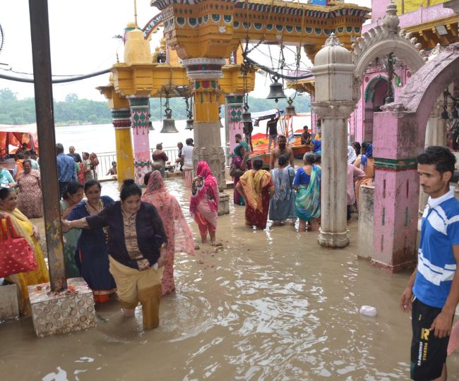 मथुरा के विश्राम घाट यमुना मंदिर में भी घुस गया था बाढ़ का पानी. फाइल फोटो