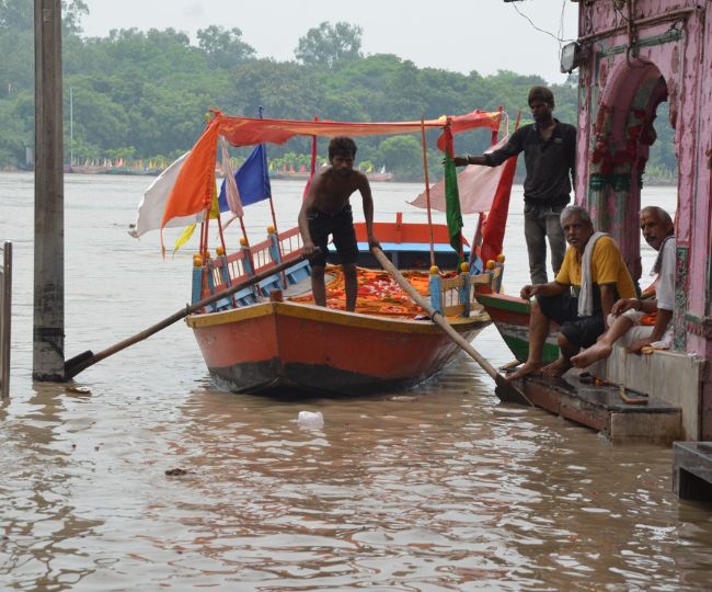 मथुरा में वृंदावन के परिक्रमा मार्ग में भी बाढ़ का पानी आ गया था. फाइल फोटो