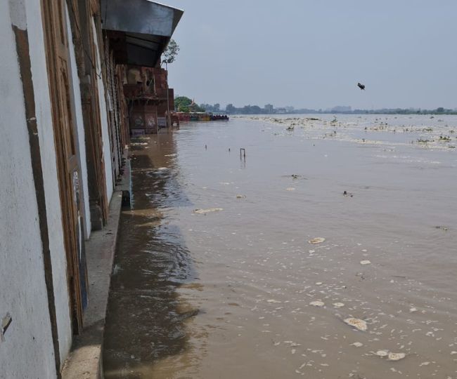 मथुरा में आई बाढ़ का फाइल फोटो