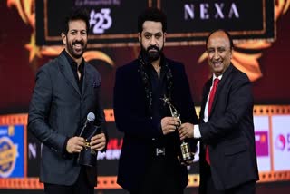 SIIMA 2023 Awards : NTRకు బెస్ట్ యాక్టర్​ అవార్డ్​..  ఫ్యాన్స్​కు యంగ్ టైగర్ పాదాభివందనం ​