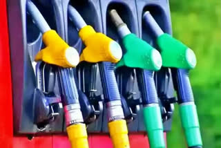 Petrol Diesel Price hike  Petrol Diesel Price hike in Pakistan  Petrol Diesel Price rate in Pakistan  ದಾಯಾದಿಗಳಿಗೆ ಗಾಯದ ಮೇಲೆ ಬರೆ  300ರ ಗಡಿ ದಾಟಿದ ಪೆಟ್ರೋಲ್​ ಡಿಸೇಲ್​ ಬೆಲೆ  ನಿರಂತರವಾಗಿ ಏರುತ್ತಿರುವ ಹಣದುಬ್ಬರದಿಂದ ತತ್ತರ  ಹಣದುಬ್ಬರ ಬಾಂಬ್ ಅವರ ಮೇಲೆ ಬಿದ್ದಿದೆ  ಪೆಟ್ರೋಲ್ ಮತ್ತು ಡೀಸೆಲ್ ಬೆಲೆಯನ್ನು ಹೆಚ್ಚಿಸಿ ಆದೇಶ  ಪೆಟ್ರೋಲ್ ಮತ್ತು ಡೀಸೆಲ್ ಬೆಲೆಗಳು ಐತಿಹಾಸಿಕ ಮಟ್ಟ  ಬೆಲೆಗಳನ್ನು ಪರಿಷ್ಕರಿಸಲು ಸರ್ಕಾರ ನಿರ್ಧರಿಸಿದೆ