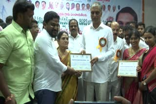 Harish rao Distributes Shaadi mubarak Checks in Sangareddy