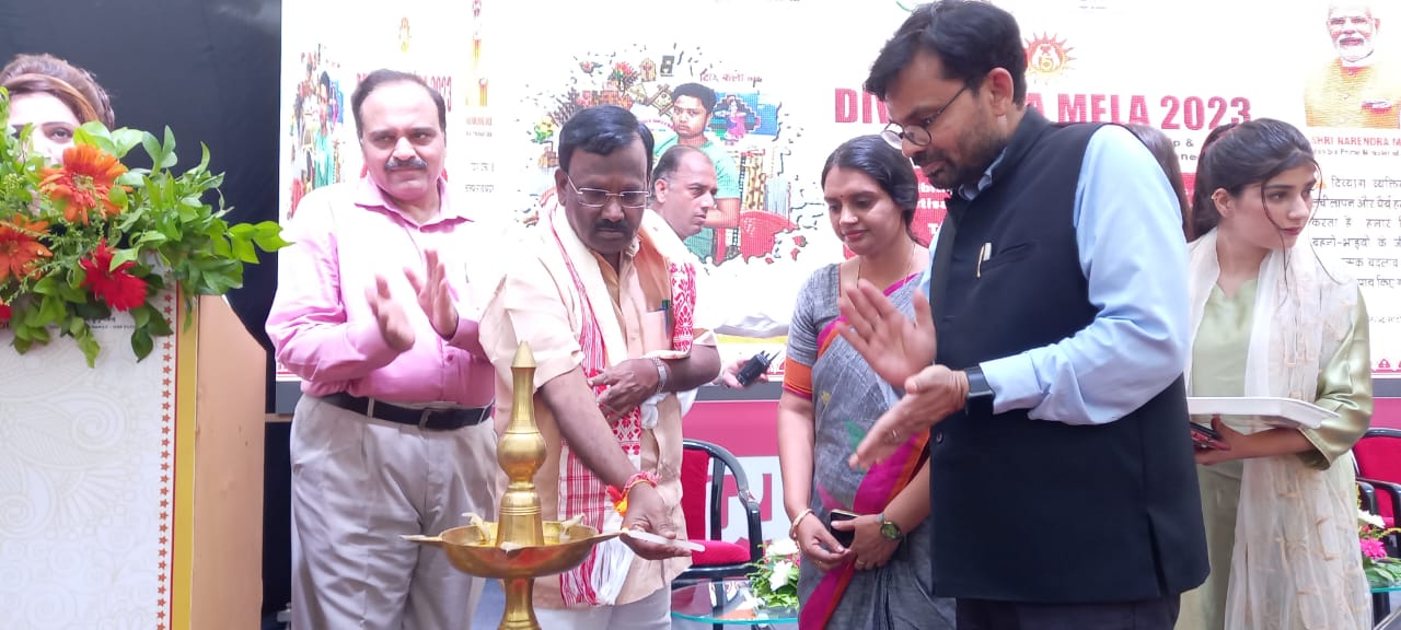 वाराणसी में दिव्य कला मेले का केंद्रीय राज्य मंत्री नारायण स्वामी ने किया शुभारंभ