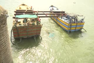 BOATS STUCK AT PRAKASAM BARRAGE