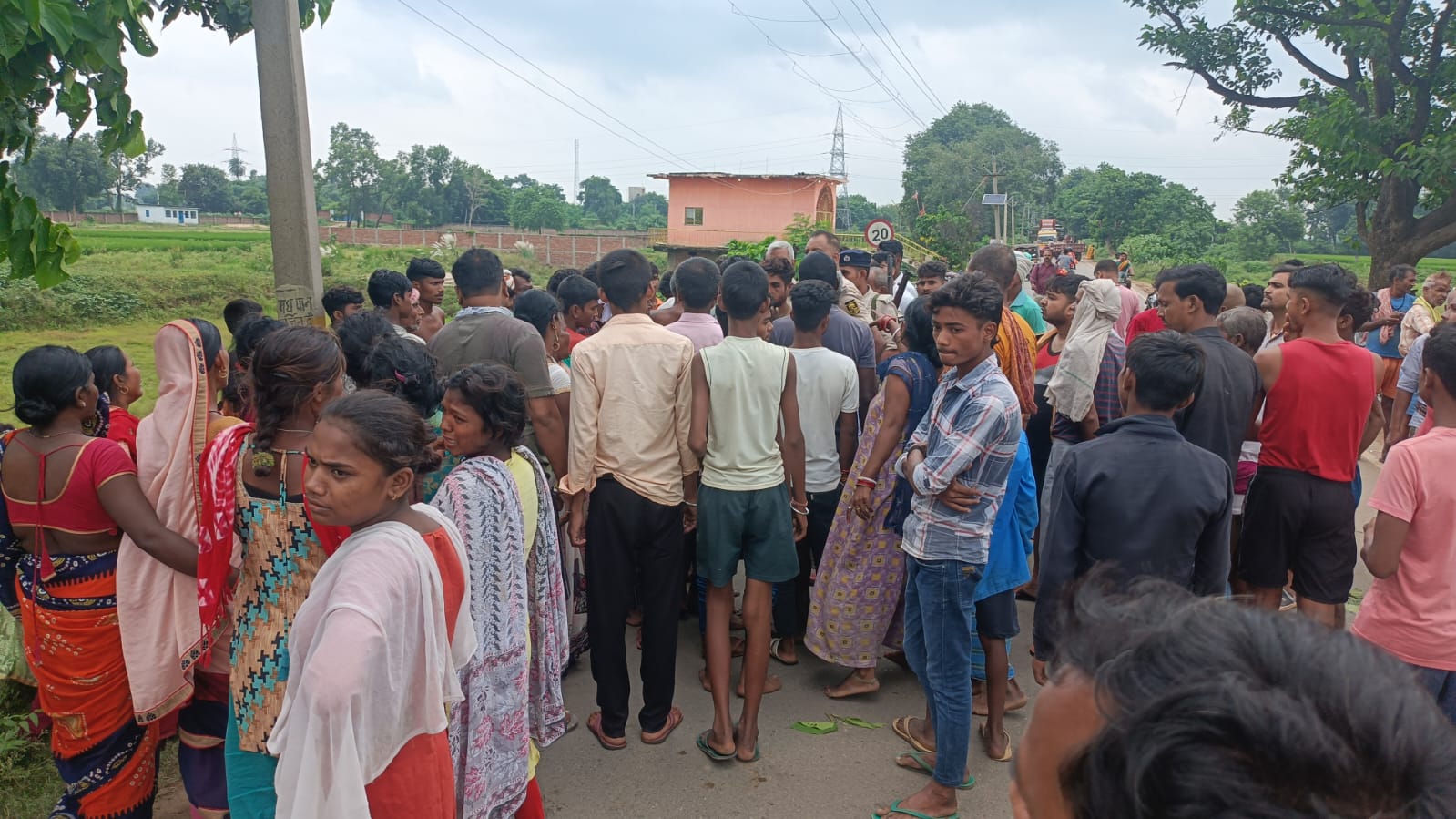 घटनास्थल पर लोगों की जुटी भीड़.