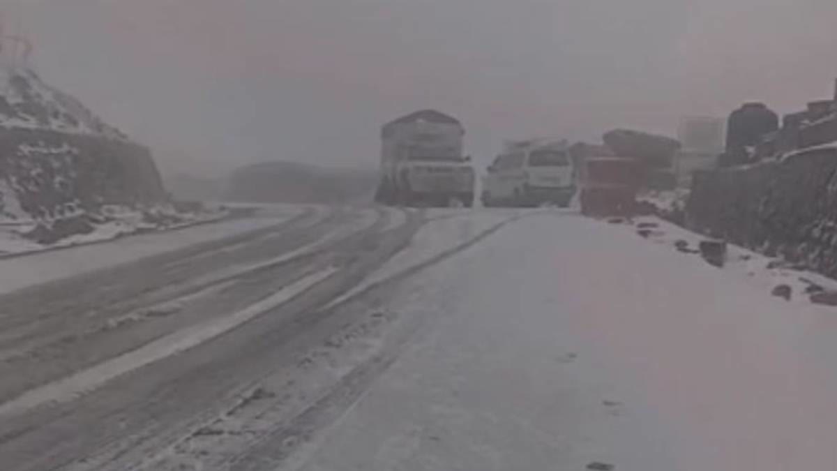 پہاڑی علاقوں میں تازہ برف باری، مغل شاہراہ عارضی طور بند