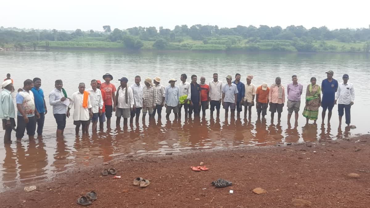 Farmers Protest standing in Lake compensation