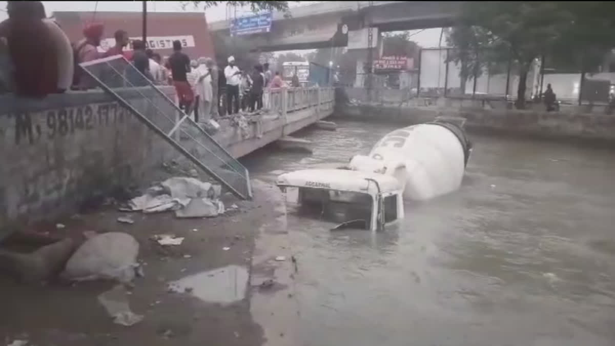 A cement mixer truck fell in the Gill canal at Ludhiana and two people in the truck were injured
