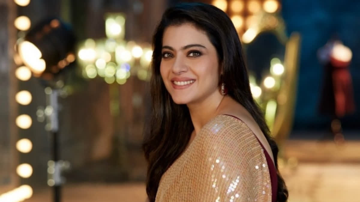 Bollywood actor Kajol, who is basking in the completion of 25 years of Kuch Kuch Hota Hai, was recently papped at Mumbai airport. The actor made a stylish appearance in the city donning a chic beige outfit. Several visuals of Kajol have surfaced on social media platforms, one of which shows the 49-year-old actor helping a photographer.