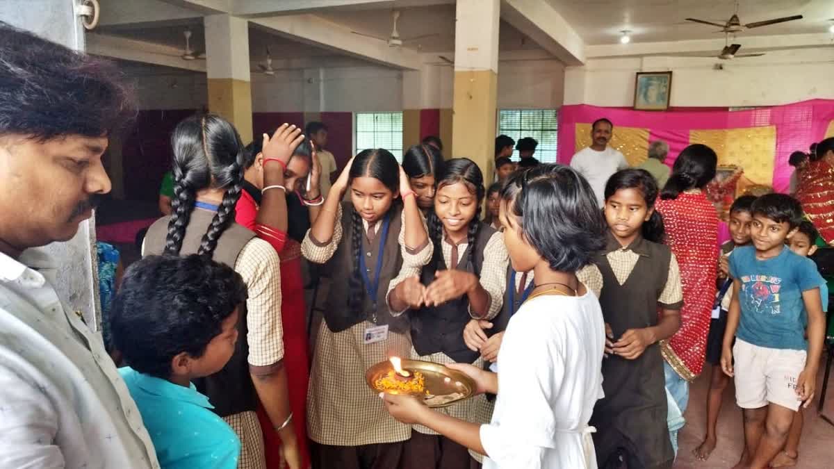 School students worship Maa Durga in Jamshedpur