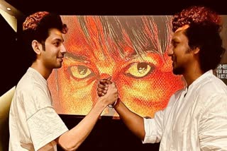 Leo Tamil Movie Updates  vijay new movie updates  Lokesh Kanaka Raj Dropped New Picture On X  leo vijay new tamil movie  anirudh ravichandar musical movie leo  ലിയോ പോസ്റ്ററിനു മുമ്പിൽ അനിരുദ്ധും ലോകേഷും  ലിയോ തമിഴ്‌ സിനിമ വിശേഷങ്ങൾ  ലോകേഷ് കനകരാജിന്‍റെ പുതിയ ചിത്രം ലിയോ  വിജയ്‌ നായകനാകുന്ന ലിയോ തമിഴ്‌ ചിത്രം  ആക്ഷൻ ത്രില്ലർ ലിയോ തമിഴ്‌ സിനിമ