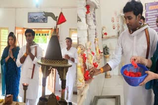 Vikrant Bhuria take blessings in temple