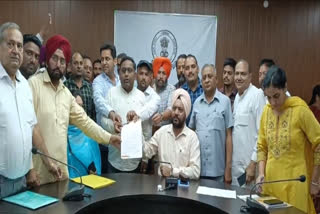 Sheller owners in Barnala staged a strike in anger at the Center and the Punjab government