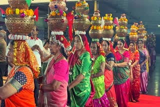 navratri-2023-last-25-years-women-have-been-worshiping-mata-rani-by-putting-7-kg-garba-on-their-heads