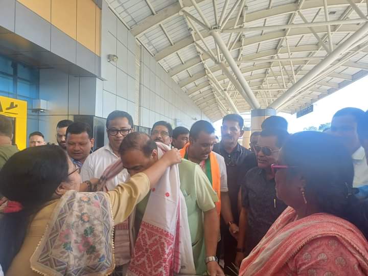 Assam CM arrives in Dibrugarh for meeting