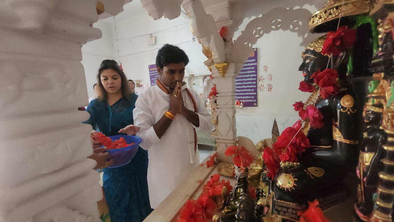 Vikrant Bhuria take blessings in temple