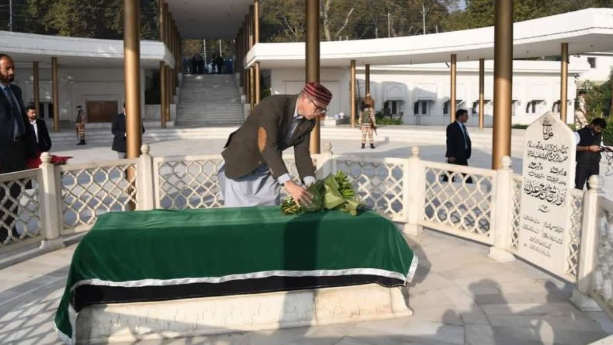 حلف برادری سے قبل عمر عبداللہ نے دادا شیخ محمد عبداللہ کی مزار پر حاضری دی