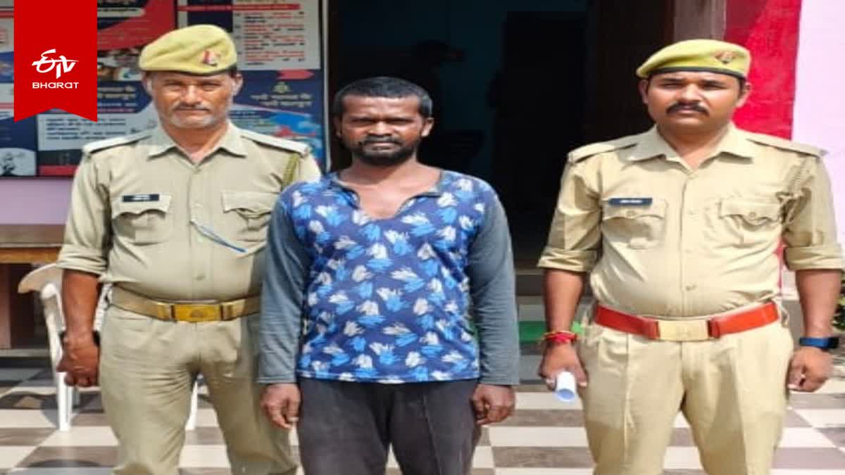 पुलिस की गिरफ्त में बेटी को बेचने वाला पिता.