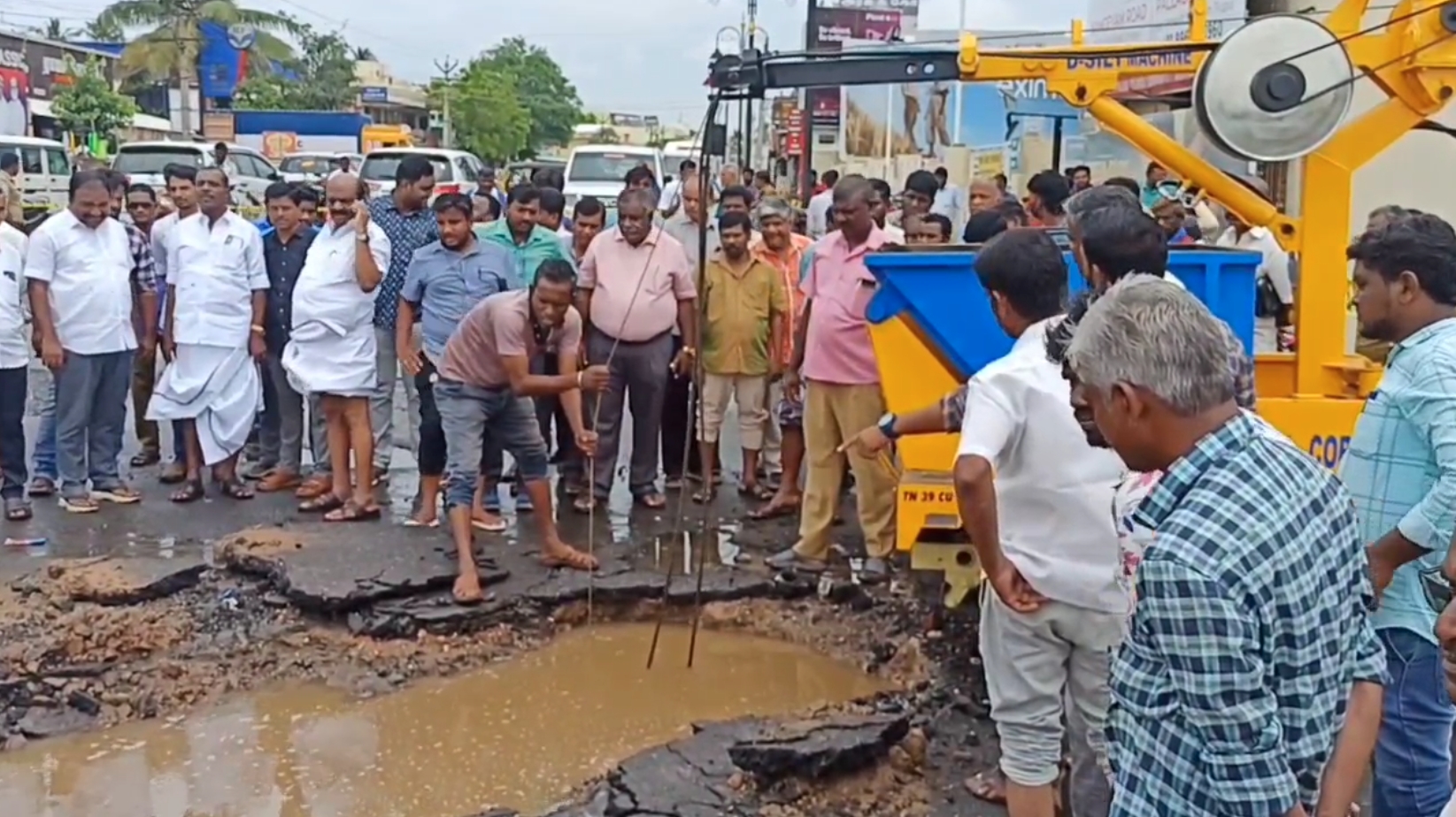 இருசக்கர வாகனத்தை தேடும் பணி