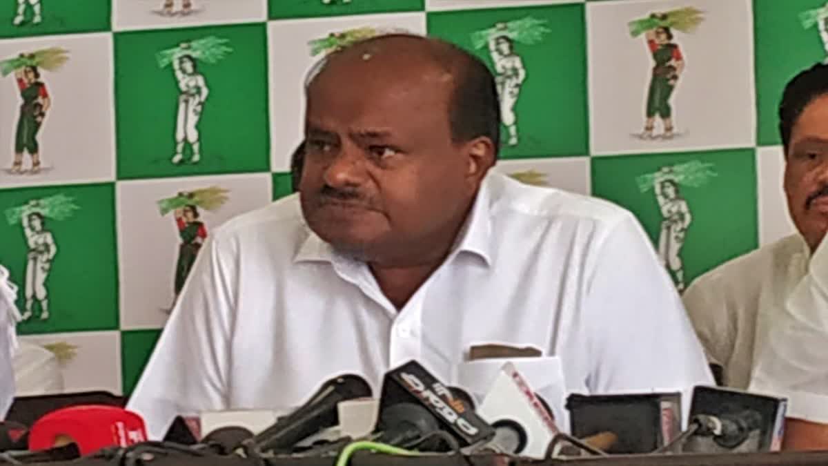 Former CM Kumaraswamy press conference  Kumaraswamy press conference at party office  party office JP Bhavan in Bengaluru  ವಿದ್ಯುತ್ ಕಳ್ಳತನ ಆರೋಪ  ಪಕ್ಷದ ಕಚೇರಿ ಜೆಪಿ ಭವನ  ಮಾಜಿ ಸಿಎಂ ಕುಮಾರಸ್ವಾಮಿ ಸುದ್ದಿಗೋಷ್ಠಿ  ಮನೆಗೆ ವಿದ್ಯುತ್ ಕಳ್ಳತನ ಆರೋಪ  ಕಚೇರಿಯ ಮುಂದೆ ಪೋಸ್ಟರ್​ ಕಾಂಗ್ರೆಸ್​ಗೆ ಇದೊಂದು ಚಾಳಿ ಶುರು