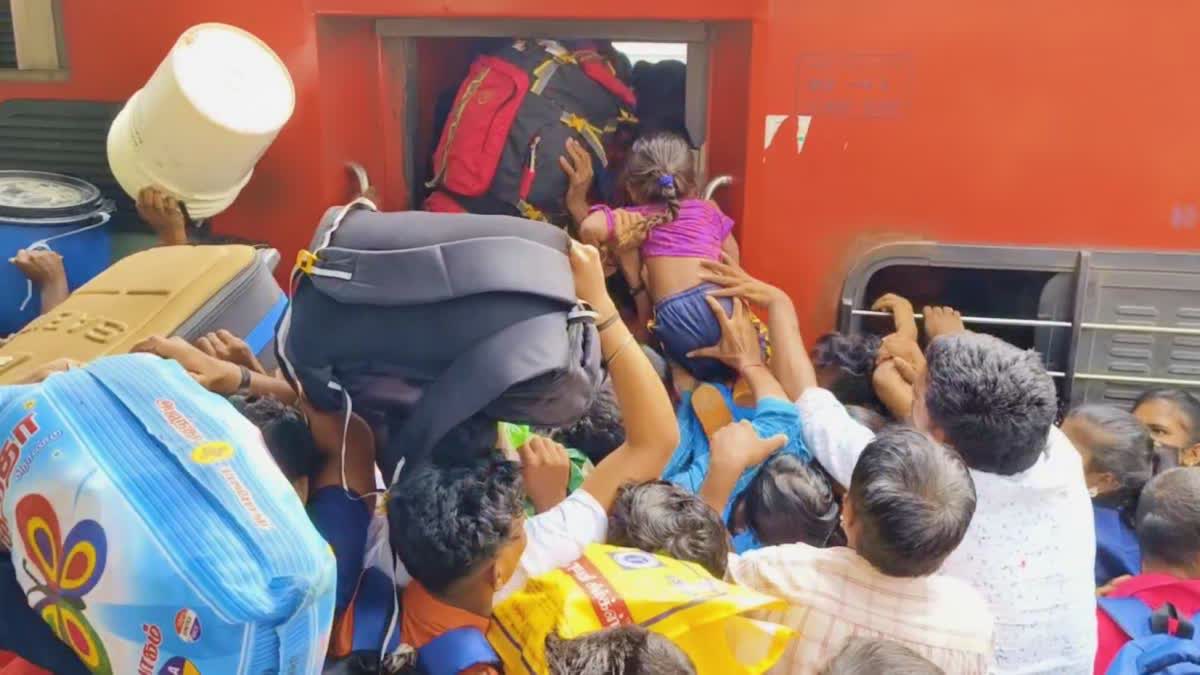 Train coaches are a moving torture chamber  Crowds In Railway Station  Train Coaches In Tamil Nadu  Train Coaches Are A Moving Torture Chamber  തള്ളിക്കയറിയും തൂങ്ങിപിടിച്ചും യാത്രികര്‍  ദുരിതമയം തമിഴ്‌നാട്ടിലെ ട്രെയിന്‍ യാത്ര  Railway Station Crowd  ട്രെയിന്‍ യാത്ര ദുരിതമയം  അതിഥി തൊഴിലാളികള്‍