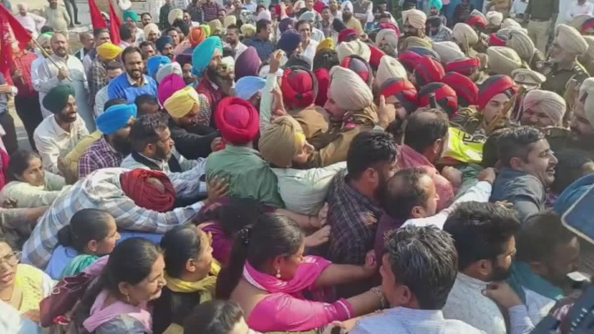 Dharna of raw teachers outside the Chief Minister's house in Sangrur