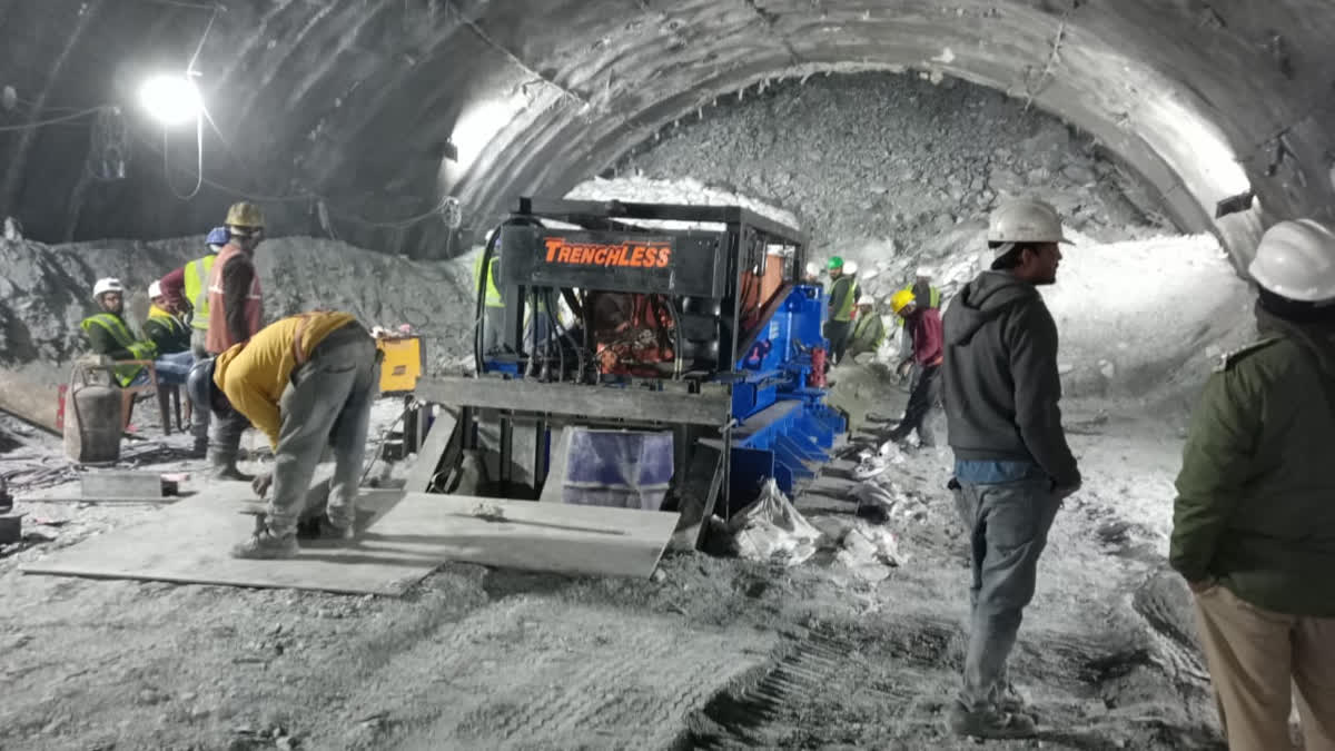 Uttarkashi Tunnel Collapse : ਭਾਰੀ ਔਜਰ ਮਸ਼ੀਨ ਨਾਲ ਡ੍ਰਿਲਿੰਗ ਸ਼ੁਰੂ, 2 ਪਾਈਪਾਂ ਪਾਈਆਂ, ਬਚਾਅ 'ਚ ਲੱਗ ਸਕਦੇ ਹਨ ਦੋ ਦਿਨ