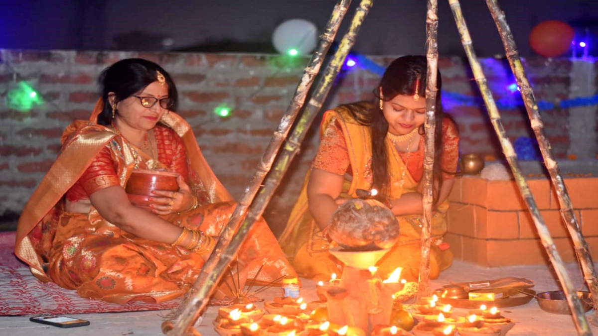 Chhath Puja, an auspicious festival, unfolds as a vibrant occasion dedicated to worshipping the Sun God, celebrated mainly in the Terai areas of Bihar, Jharkhand, Eastern Uttar Pradesh, and Nepal. Following Diwali, the spirit of Chhath permeates the entire state, creating a devotional atmosphere in homes. Women express their faith and devotion to Lord Sun during this time. Delve into the article to know all about Chhath Puja.