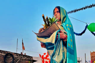 Chhath Puja, an auspicious festival, unfolds as a vibrant occasion dedicated to worshipping the Sun God, celebrated mainly in the Terai areas of Bihar, Jharkhand, Eastern Uttar Pradesh, and Nepal. Following Diwali, the spirit of Chhath permeates the entire state, creating a devotional atmosphere in homes. Women express their faith and devotion to Lord Sun during this time. Delve into the article to know all about Chhath Puja.