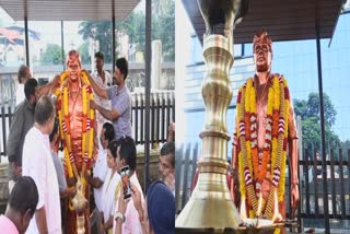 actor jayan 43rd death anniversary fans visited  actor jayan statue  actor jayan 43rd death anniversary  actor jayan statue in kollam  അനശ്വര താരം ജയൻ ഓർമ്മയായിട്ട് 43 വർഷം  ജയന്‍റെ പ്രതിമയിൽ പുഷ്പാർച്ചന നടത്തി ആരാധകർ  കൊല്ലം തേവള്ളി ഓലയിൽ ജയൻ പ്രതിമ  ജയന്‍റെ പ്രതിമയിൽ ഹാരാർപ്പണം  ഇതിഹാസ നടൻ ജയന്‍റെ ഓർമ്മകൾ  നടൻ ജയൻ്റെ ജന്മഗൃഹം