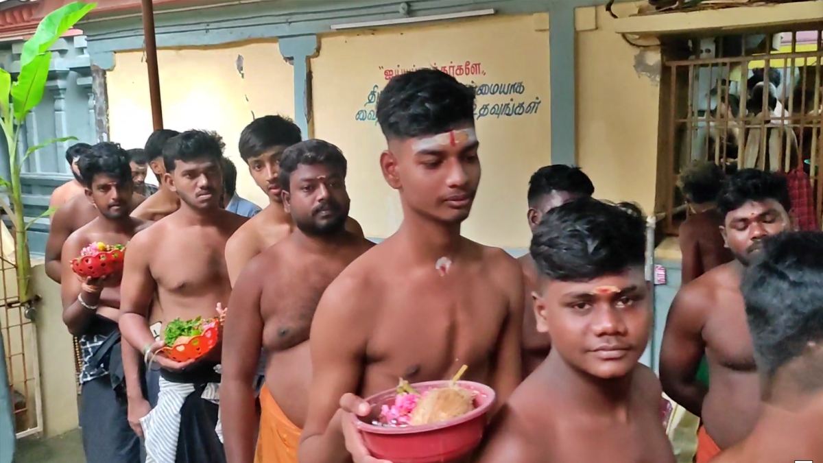 மாலை அணிய வரிசையில் காத்திருக்கும் பக்தர்கள்