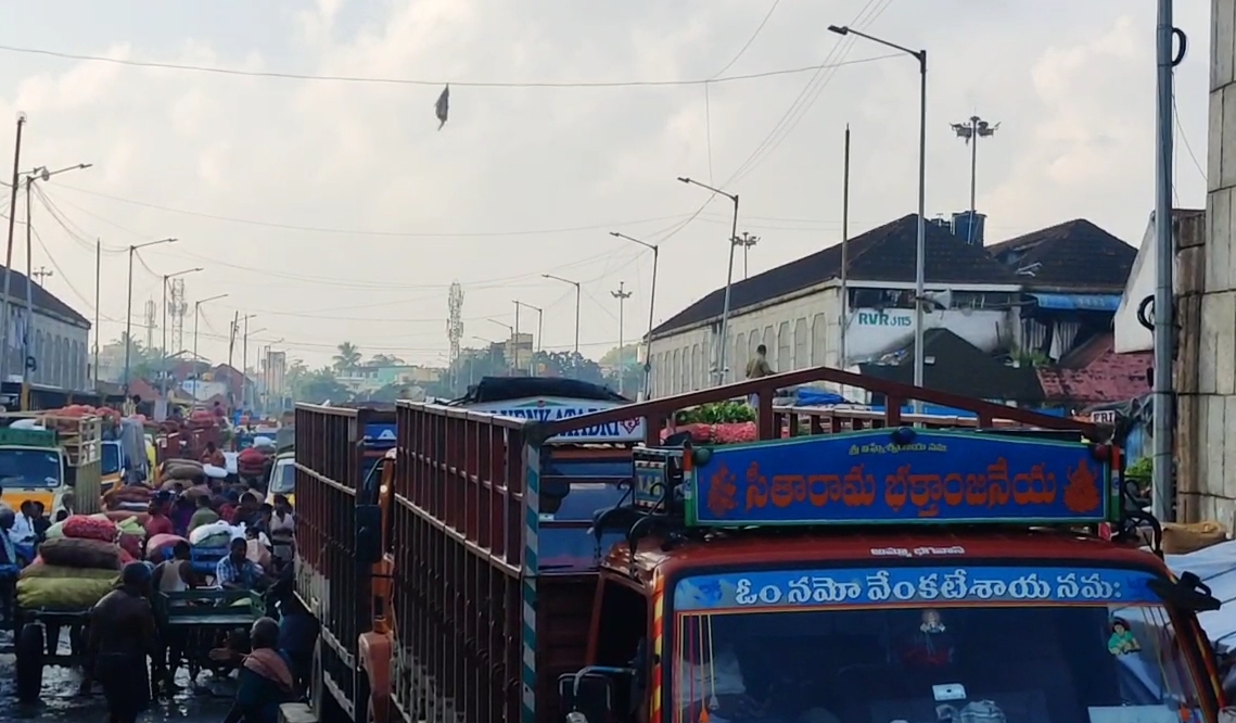 கோயம்பேடு சந்தையில் ஏற்படும் போக்குவரத்து நெரிசல்