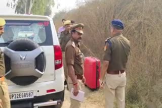 जांच करते पुलिस के अधिकारी