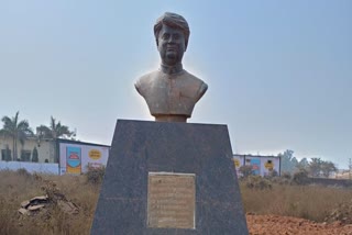 MADHAVRAO SCINDIA STATUE INSULTING