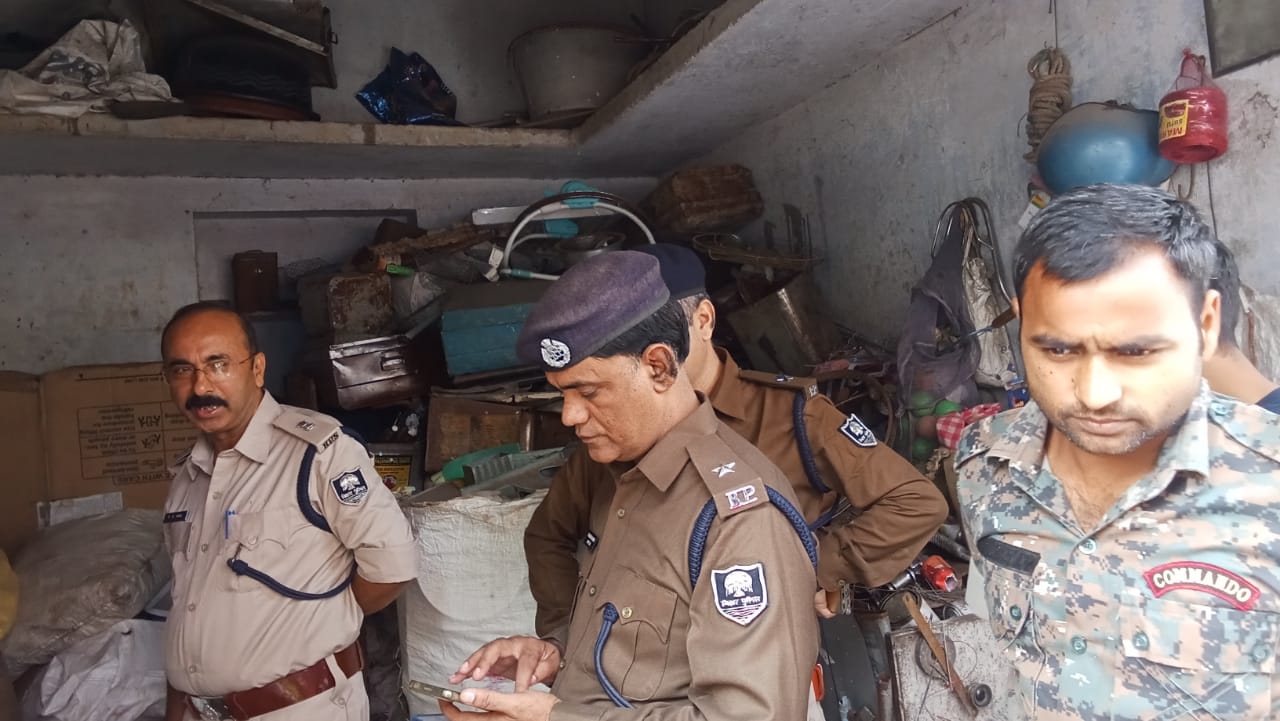 मौके पर पहुंचकर जांच करती पुलिस.