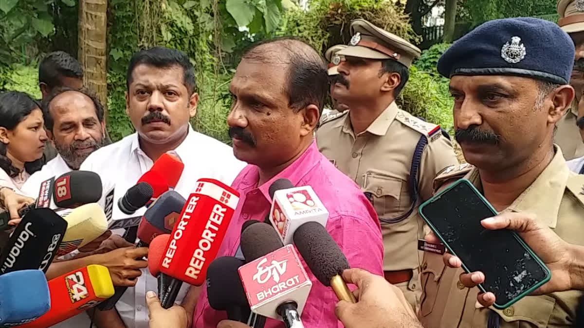 Infant murder in Kochi Lodge  baby death in kochi lodge  infant death funeral  cremated the body of the child kochi  kochi lodge murder  കറുകപ്പിള്ളി കൊലപാതകം  കറുകപ്പിള്ളിയിലെ ലോഡ്‌ജിൽ കൊല്ലപാതകം  കുഞ്ഞിനെ കൊലപ്പെടുത്തി  ലോഡ്‌ജിൽ കൊല്ലപ്പെട്ട കുഞ്ഞിന്‍റെ സംസ്‌കാരം  കൊച്ചി ലോഡ്‌ജിൽ കൊലപാതകം  കൊല്ലപ്പെട്ട കുഞ്ഞിന്‍റെ മൃതദേഹം